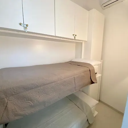 Posterus 5 * Capri